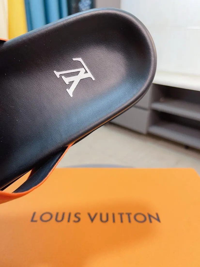 Men's shoes💰300🌹🌹【LV】Multi-color new men's slippers, original top-quality version, original special cowhide with pebbled embossing➕sheepskin on the inner and side, non-slip combination sole, more stable walking, more comfortable and lightweight, high-end and generous, size: 38~44